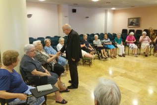 El Obispo visita el Centro Josefa Segovia y a las personas mayores de la Institución Teresiana