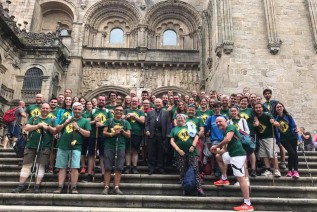 Don Amadeo recibe a los jóvenes peregrinos de la Diócesis de Jaén en la Catedral de Santiago de Compostela