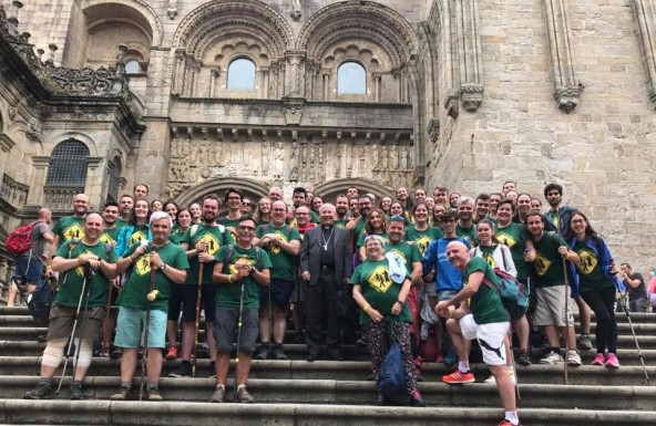 Don Amadeo recibe a los jóvenes peregrinos de la Diócesis de Jaén en la Catedral de Santiago de Compostela