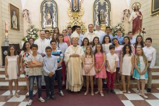 Don Amadeo administra el Sacramento de la Confirmación en la Parroquia Santa Lucía Mártir de Frailes