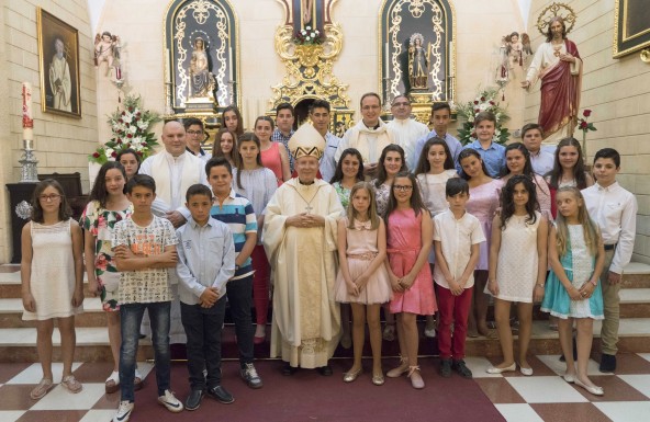 Don Amadeo administra el Sacramento de la Confirmación en la Parroquia Santa Lucía Mártir de Frailes