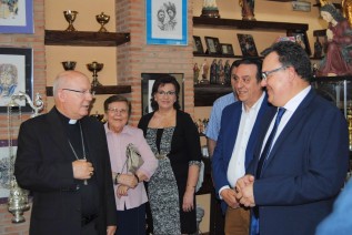 Don Amadeo bendice el nuevo local de «Aguilar, Artículos Religiosos»
