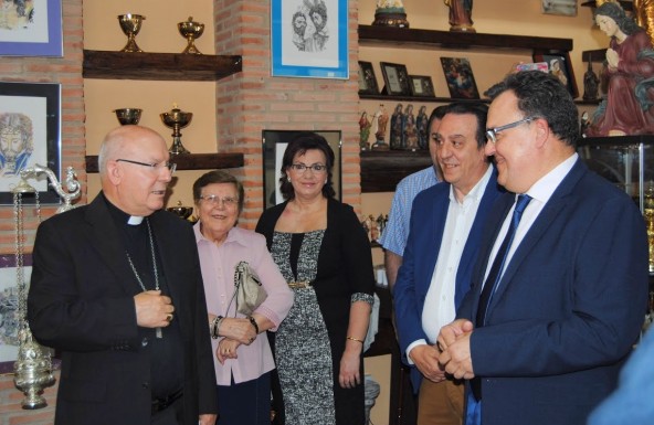 Don Amadeo bendice el nuevo local de «Aguilar, Artículos Religiosos»