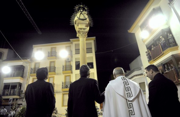 Porcuna levanta un monumento a la Santísima Virgen de la Alharilla en el tercer aniversario de su coronación canónica