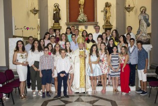 El Obispo confirma a un grupo de 27 jóvenes en su primera visita a la parroquia de Lahiguera