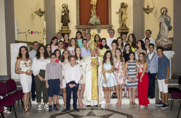 El Obispo confirma a un grupo de 27 jóvenes en su primera visita a la parroquia de Lahiguera