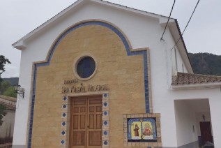 Remodelada la fachada de la Parroquia de San Miguel Arcángel de Coto Ríos