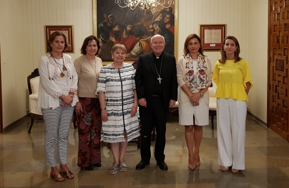 El Obispo mantiene un encuentro con Manos Unidas Jaén para conocer sus proyectos más inmediatos