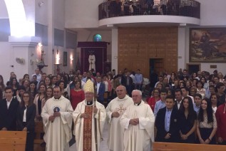 El Obispo imparte el Sacramento de la Confirmación a fieles de San Francisco de Villacarrillo