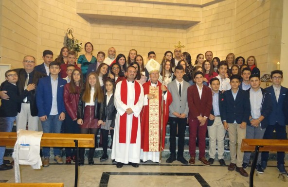 Jóvenes de las parroquias de La Inmaculada de Mengíbar y de Santa Catalina de Espeluy reciben el Sacramento de la Confirmación