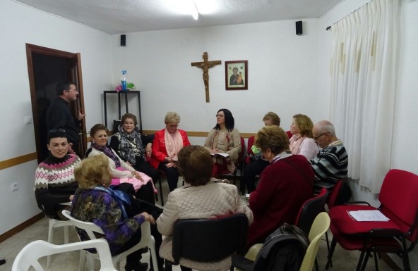 Más de 40 personas participan en la asamblea parroquial de La Inmaculada de Mengíbar