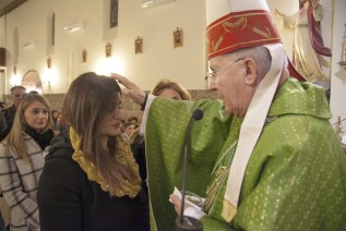 El pasado martes, el Obispo confirmó en la Parroquia de la Santa Cruz de Linares   