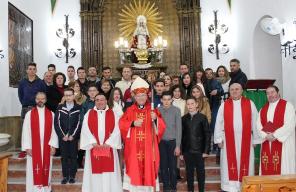 Don Amadeo confirma a 35 fieles de Huesa