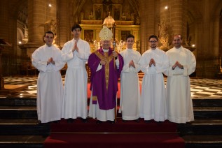 El Obispo confiere los ministerios de Acólito y Lector a cinco seminaristas