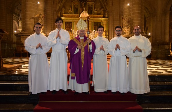El Obispo confiere los ministerios de Acólito y Lector a cinco seminaristas