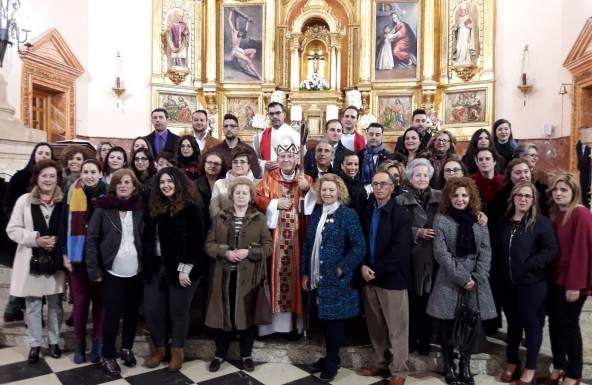 El Obispo imparte el Sacramento de la Confirmación a fieles de San Bartolomé de Torredelcampo