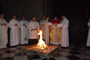 La oscuridad da paso a la luz: Vigila de Pascua en la Catedral de Jaén