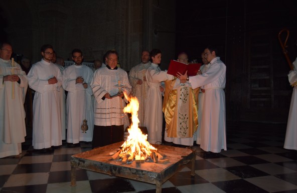 La oscuridad da paso a la luz: Vigila de Pascua en la Catedral de Jaén