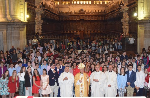 105 fieles de San Pedro Poveda de Jaén reciben la fuerza del Espíritu en el Sacramento de la Confirmación