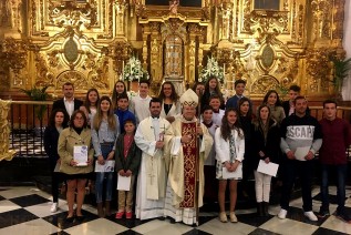 Jóvenes de las comunidades parroquiales de Cabra y Bélmez reciben, de manos del Obispo, el Sacramento de la Confirmación