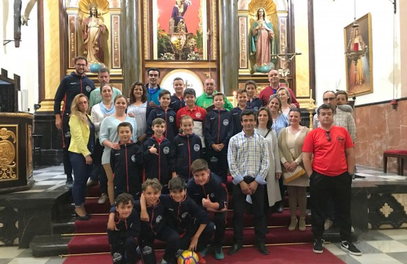 El grupo de Alevines A de Alcaudete ofrece el título de liga a la Santísima Virgen de la Fuensanta