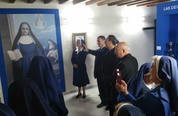 El Obispo de Jaén inaugura en Guadix la exposición de las Hijas de María Madre de la Iglesia