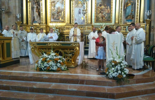 Cándido García canta su primera Misa en la parroquia de Villanueva de la Reina