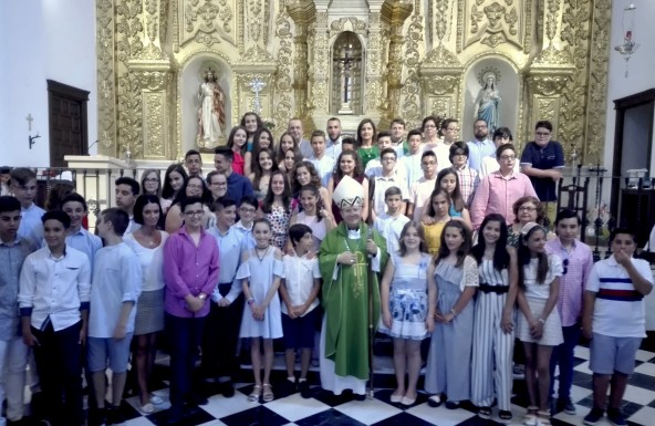 El Obispo Don Amadeo administra el Sacramento de la Confirmación a 54 adolescentes, jóvenes y adultos de Pegalajar