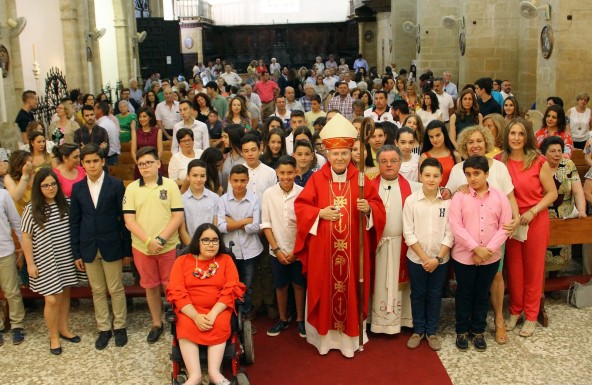 La Parroquia de Santa María del Alcázar y San Andrés de Baeza acoge la confirmación de 32 jóvenes