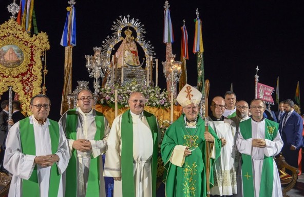 La noche de “la Aparición” reúne a miles de devotos en torno a la Virgen de la Cabeza