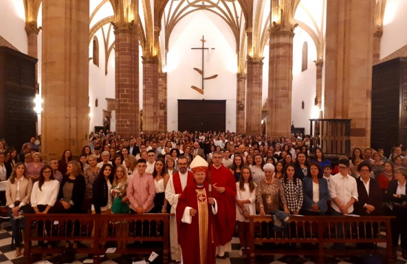 El Obispo imparte el Sacramento de la Confirmación a 100 adolescentes en Bailén