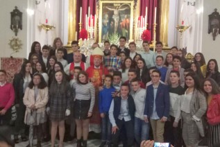 El Obispo confiere el Sacramento de la Confirmación a un grupo de cuarenta y dos jóvenes de Valdepeñas de Jaén
