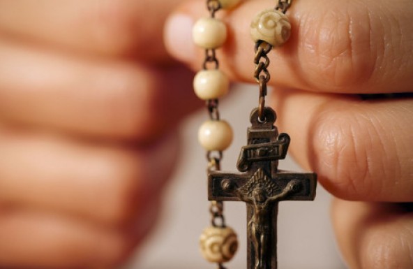 El Papa pide rezar cada día el Rosario por la Iglesia en octubre