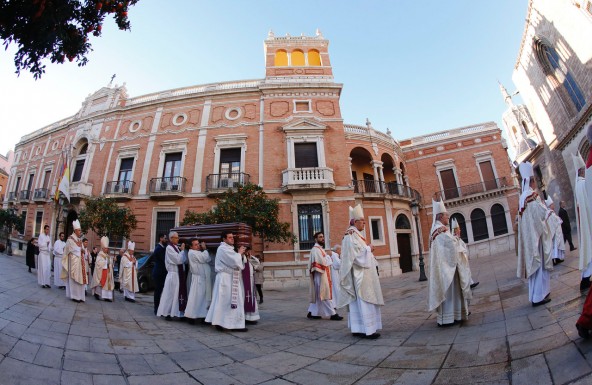 El Obispo de Jaén, en las exequias por Monseñor García Aracil en Valencia