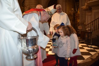 El Obispo bendice las figuritas del Belén a los más pequeños