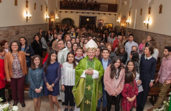 El Obispo confirma en La Santa  Cruz de Linares