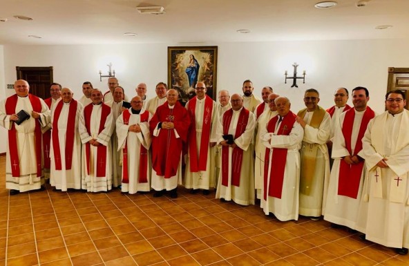 El Obispo visita a los sacerdotes que realizan ejercicios espirituales en la Yedra