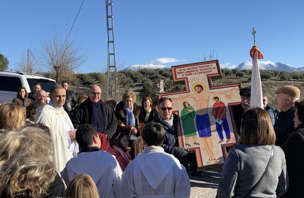 La parroquia de Carchelejo celebra una preciosa fiesta con motivo de la llegada de la Cruz de la Misión