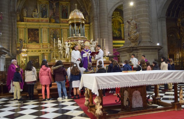 Una treintena de niños participan en el rito de la elección de catecúmenos, presidido por el Obispo
