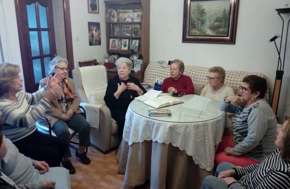 La comunidad parroquial del Sagrado Corazón de Jesús y Ntra. Sra. del Pilar de Linares se reúne en las casas de sus anfitriones