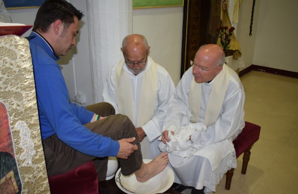 El Obispo lava los pies de los presos en el día del amor fraterno