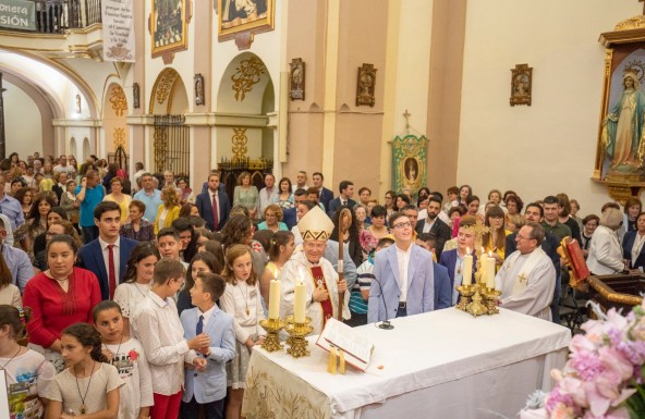 Don Amadeo administra el Sacramento de la Confirmación a una treintena fieles de Santa María de Alcaudete