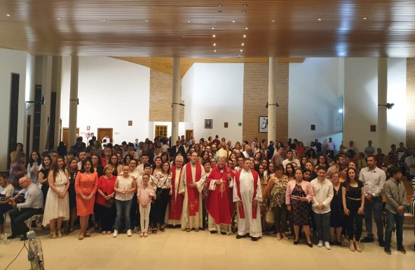 Don Amadeo confiere el Sacramento de la Confirmación a 91 jóvenes y adultos de cuatro parroquias de Linares