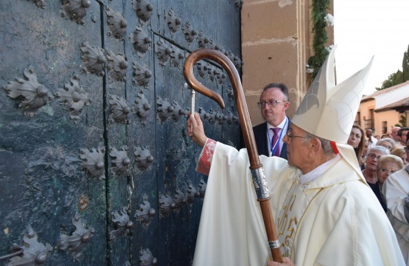 La apertura de la Puerta Santa de la Catedral de Baeza inaugura el Año Jubilar Avilista
