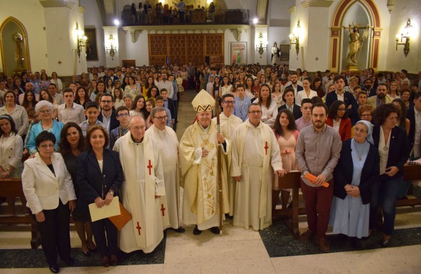 Don Amadeo imparte el Sacramento de la Confirmación a 60 fieles en la parroquia de Santa María de Torredonjimeno