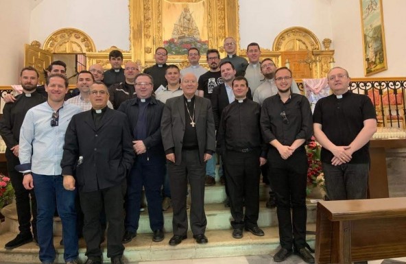 Los sacerdotes jóvenes se reúnen con el Obispo en el santuario de Cuadros