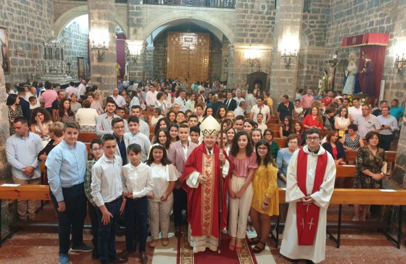 El Obispo imparte el Sacramento de la Confirmación a 34 jóvenes en la parroquia de San Pedro Apóstol de Alcaudete