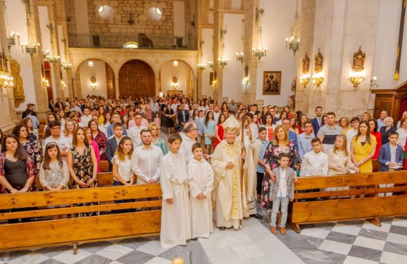 El Obispo imparte el Sacramento de la Confirmación a 51 adolescentes en Jódar