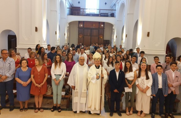 Don Amadeo imparte el Sacramento de la confirmación a 24 fieles en la parroquia de La Divina Pastora de Andújar