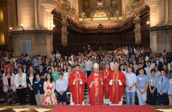 El Espíritu Santo derramó sus dones sobre un centenar de fieles de Jaén, confirmados por el Obispo en la Catedral